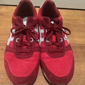 Men's tennis shoes. Dark red. Great condition.